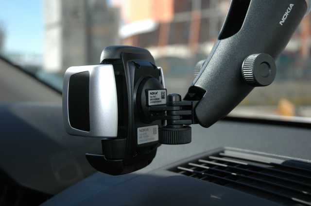 The Nokia 6610 Navigator car mount